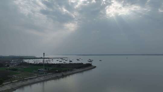 湖面上停泊众多船只的全景