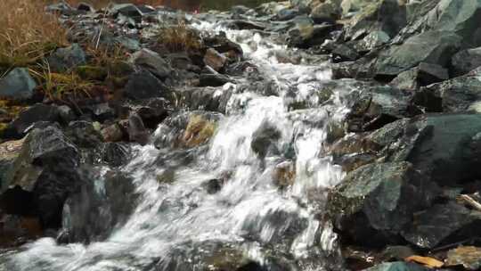 岩石石头流水涌动