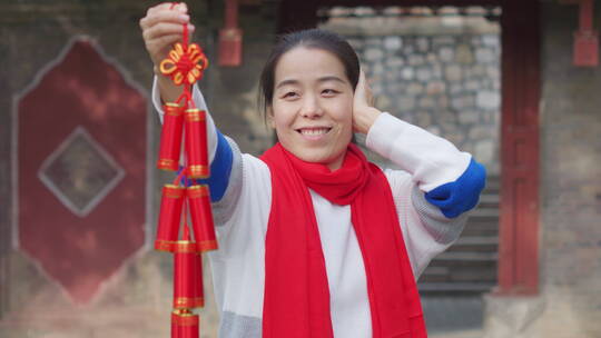 亚洲中国人女性家门口拜年新年快乐视频素材模板下载