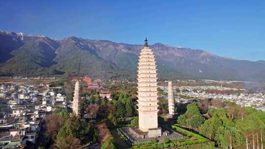 冬季云南大理古城崇圣寺三塔日出清晨航拍