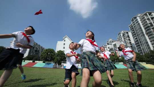 一群小学生奔跑放飞纸飞机