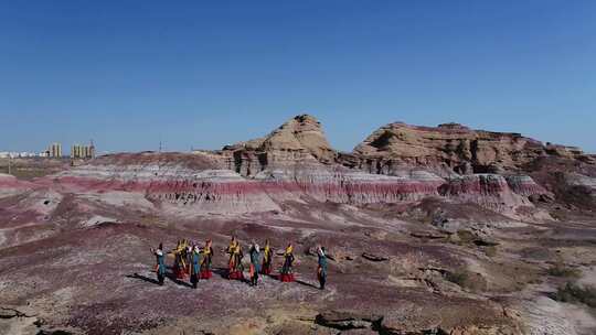 B新疆准噶尔盆地大漠戈壁民族舞蹈4视频素材模板下载