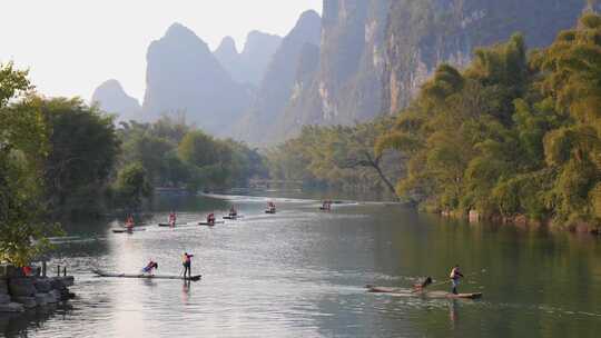 山水间竹筏漂流景象