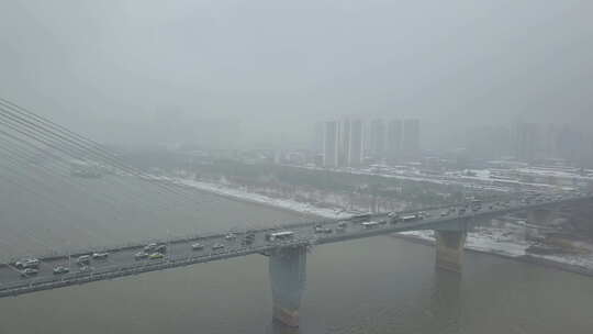 航拍武汉长江二桥冬天下雪车流