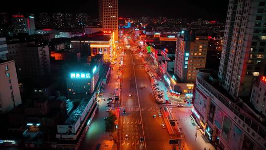 夜晚的城市街道和汽车