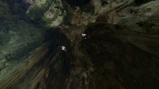 吉隆坡巴图洞穴的内部视图，展示了洞穴的天视频素材模板下载
