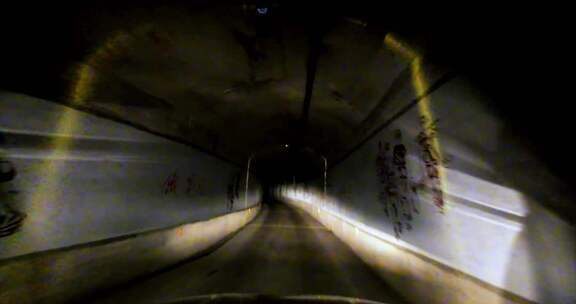 铁道兵隧道内驾驶视角画面
