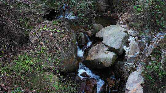 航拍秦岭秋天景色山涧溪水