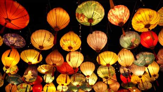 中秋节灯笼夜晚街上挂着的彩灯各种各样灯笼