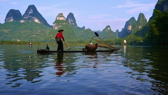 广西桂林山水渔翁倒影