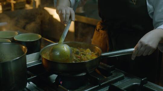 厨师正在厨房烹饪美食