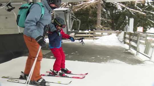 大人教小孩滑雪