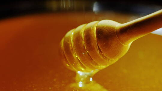 一个木勺放进蜂蜜里