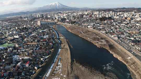 城市建筑，河流，雪山，冬季雪