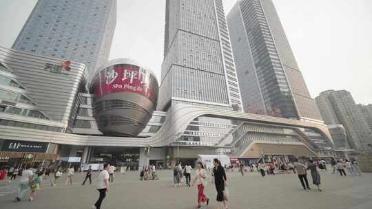 重庆金沙天街商场外行人景象