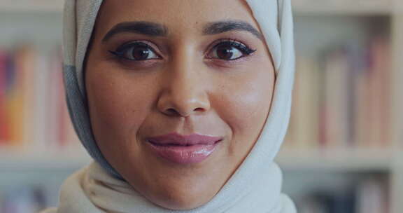 来自沙特阿拉伯的穆斯林阿拉伯妇女戴着传统头巾的脸、肖像和微笑