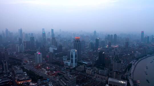 雾霾天的上海外滩中心航拍