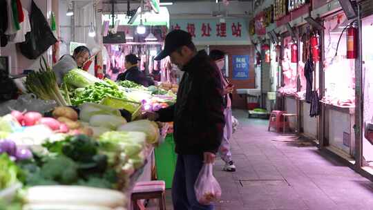 菜市场内摆放着各类新鲜的蔬菜和肉类