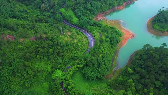 汽车行驶在山路