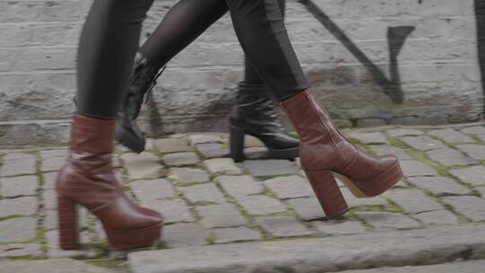女子穿靴子走在街上的特写跟踪
