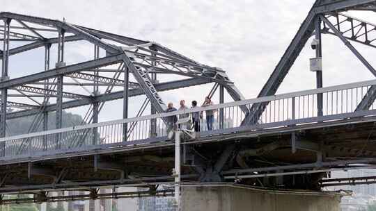 兰州市中山桥 一家人桥上看风景