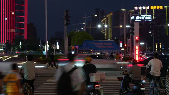 夜晚城市道路的路人