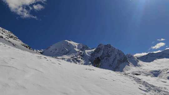 四川甘孜攀登乌库楚雪山的登山者大雪中徒步