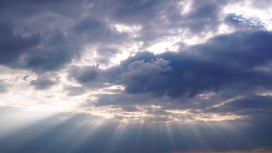 耶稣光延时天空阳光穿透云朵太阳光丁达尔光视频素材模板下载