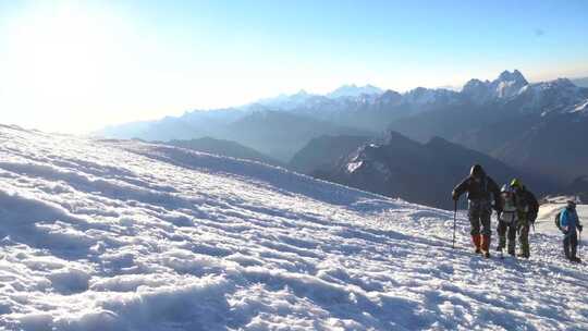 登山者穿着冰爪登上厄尔布鲁士雪山的顶峰