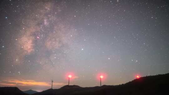 夏季山上风车星空延时高清在线视频素材下载