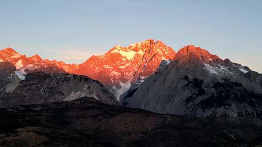 玉龙雪山日照金山