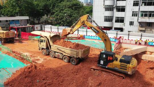 航拍泥头车工地装土道路上行驶视频素材模板下载