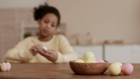 女孩在给鸡蛋上色视频素材模板下载