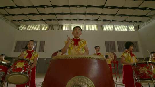 唯美小孩学生练习打鼓交响乐团演出锣鼓队