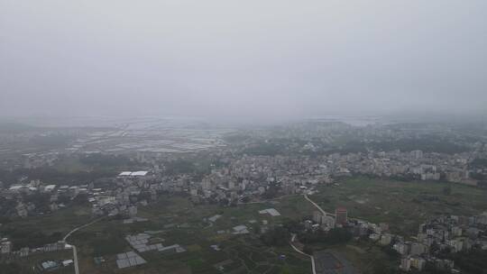 乡村雨雾天