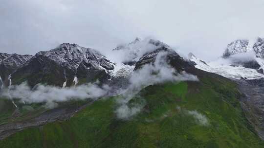 四川甘孜海螺沟景区航拍的金银山雪山风光