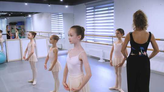 女孩们练习站定芭蕾舞