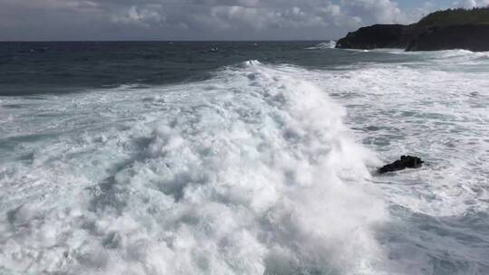 海浪拍打着海岸