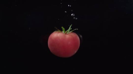 西红柿掉入水中