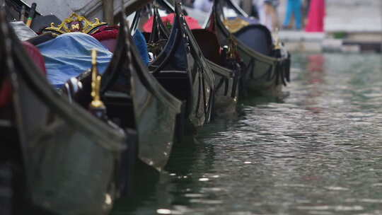 缆车停成行，在水上摇摆，威尼斯游客的复古出租车