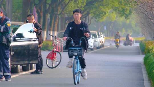 城市马路上班下班高峰期汽车车流人流城市