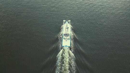 密西西比州比洛克西一艘商业渔船的空中俯视图