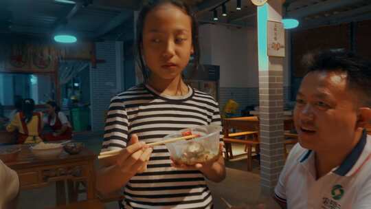 云南民族美食小女孩生吃血肉视频素材模板下载