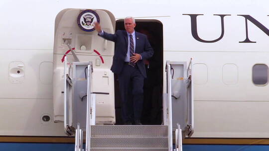 下飞机后挥手的总统