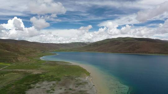 西藏山南浪卡子县羊卓雍错湖泊自然风光