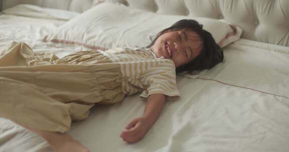 女孩床上微笑瞬间