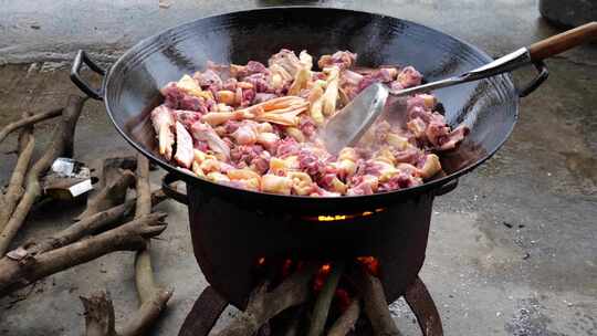 在农村生火烹饪鸭肉视频素材模板下载