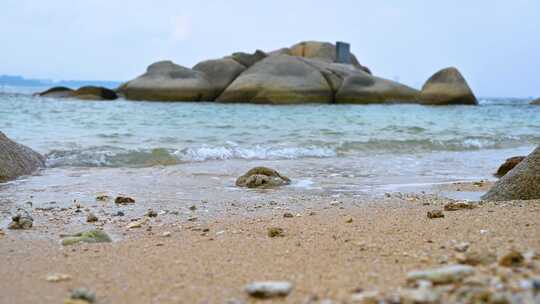 海南三亚海边海浪拍打礁石