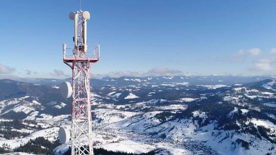 通讯铁塔在雪山中_旋转的航拍