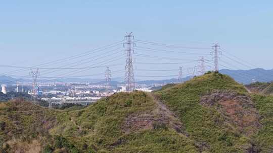 中国基建国家电网山顶上的电力设施